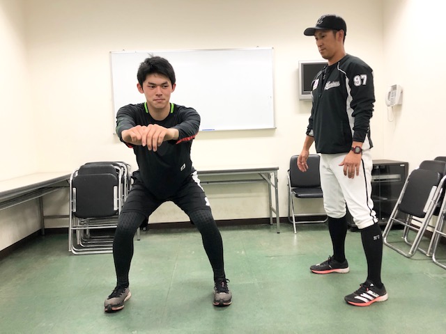 体幹を鍛えるスクワットを行うロッテ佐々木朗（左）と菊地1軍ストレングスコーチ（球団提供）