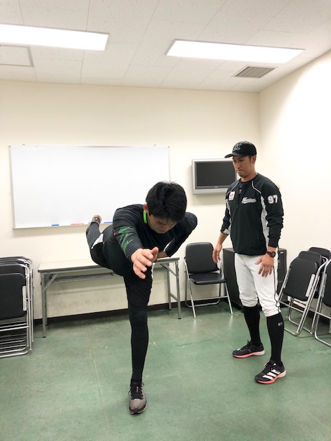 片足を後方に垂直に伸ばしバランスを取るロッテ佐々木朗（左）と菊地1軍ストレングスコーチ（球団提供）