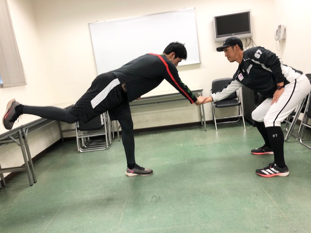 2人1組で体のバランスを高めるトレーニング。左はロッテ佐々木朗、右はロッテ菊地1軍ストレングスコーチ（球団提供）