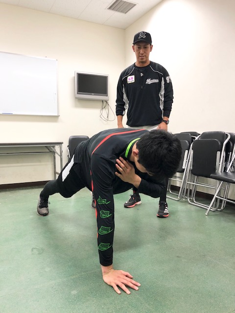 体幹を鍛える腕立て伏せを行うロッテ佐々木朗（手前）と菊地1軍ストレングスコーチ（球団提供）