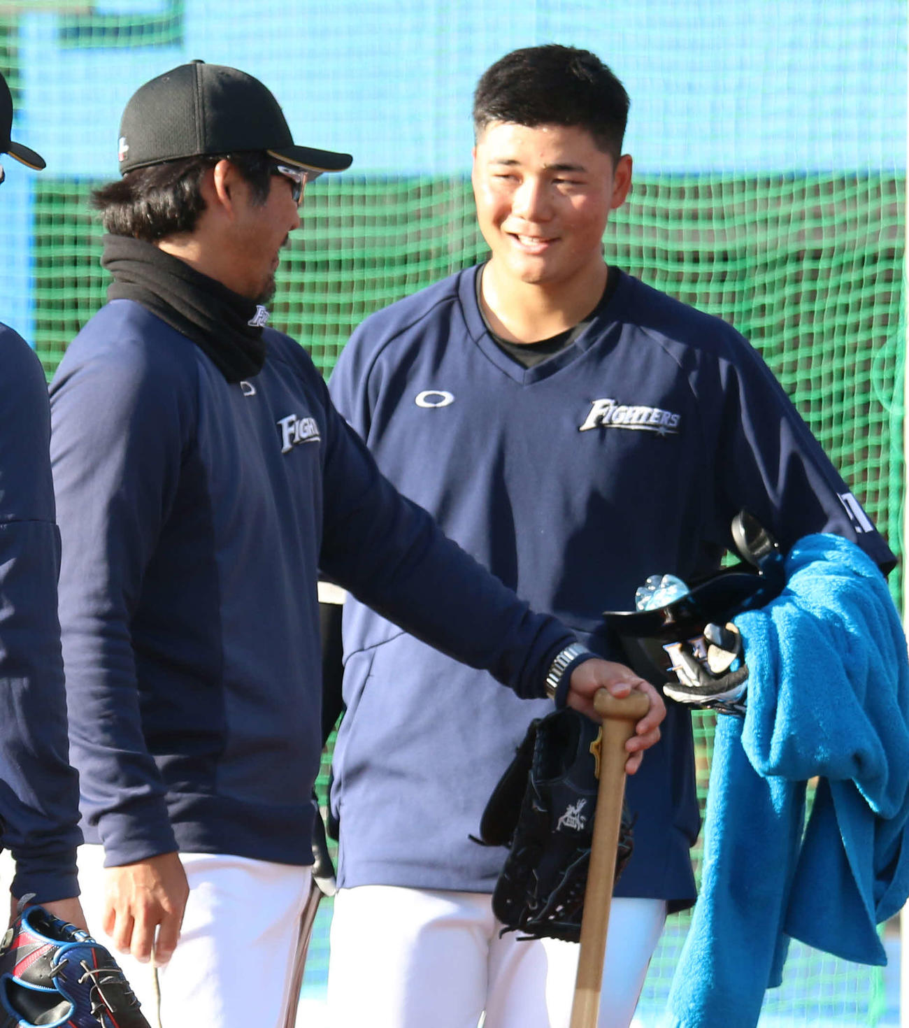 フリー打撃後、小笠原ヘッド兼打撃コーチ（中央）と話をする日本ハム清宮（撮影・田中彩友美）