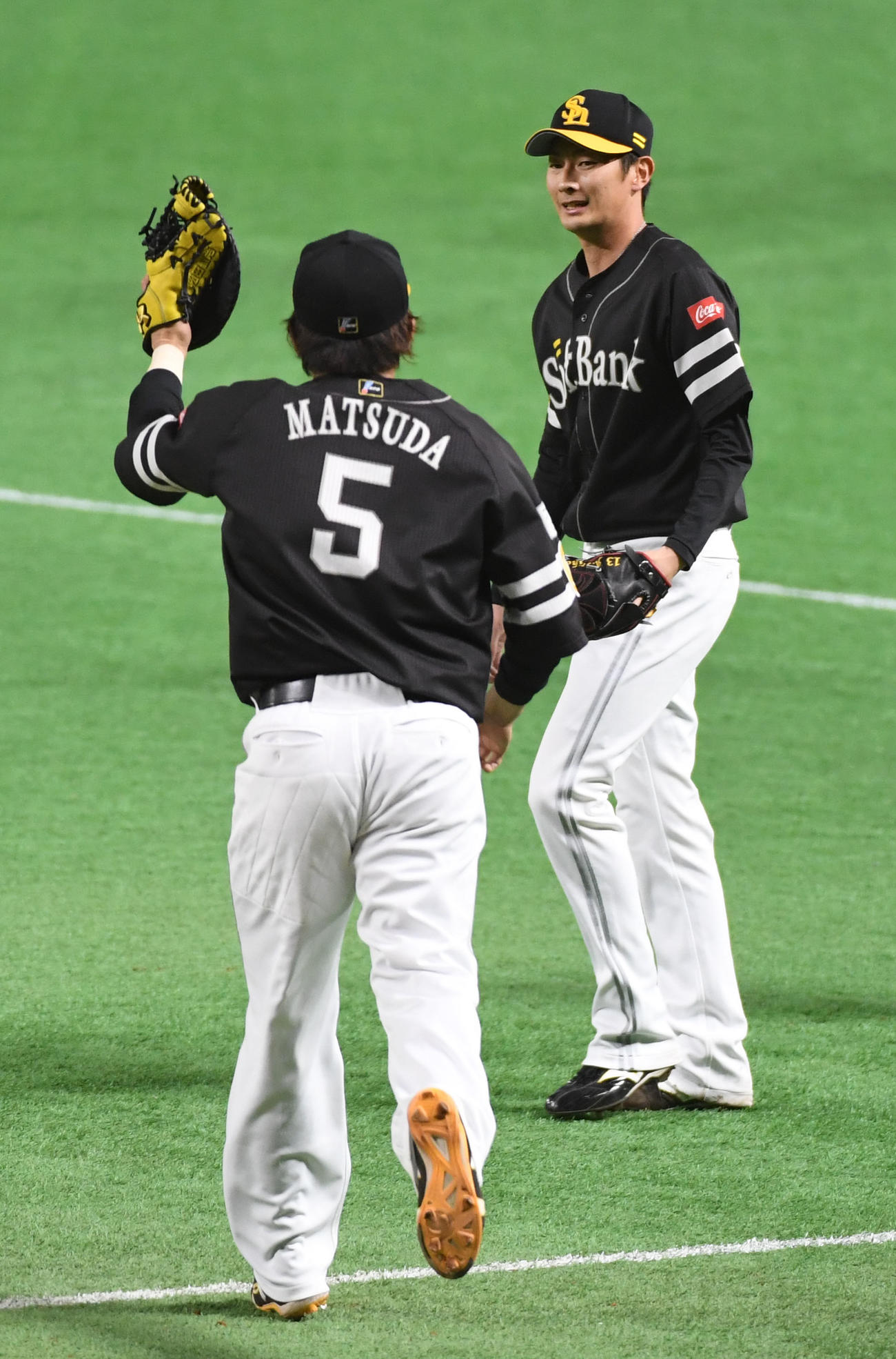 紅白戦3回裏白無死、牧原大成の一塁ゴロを二保旭に送球する一塁手の松田宣浩（撮影・今浪浩三）