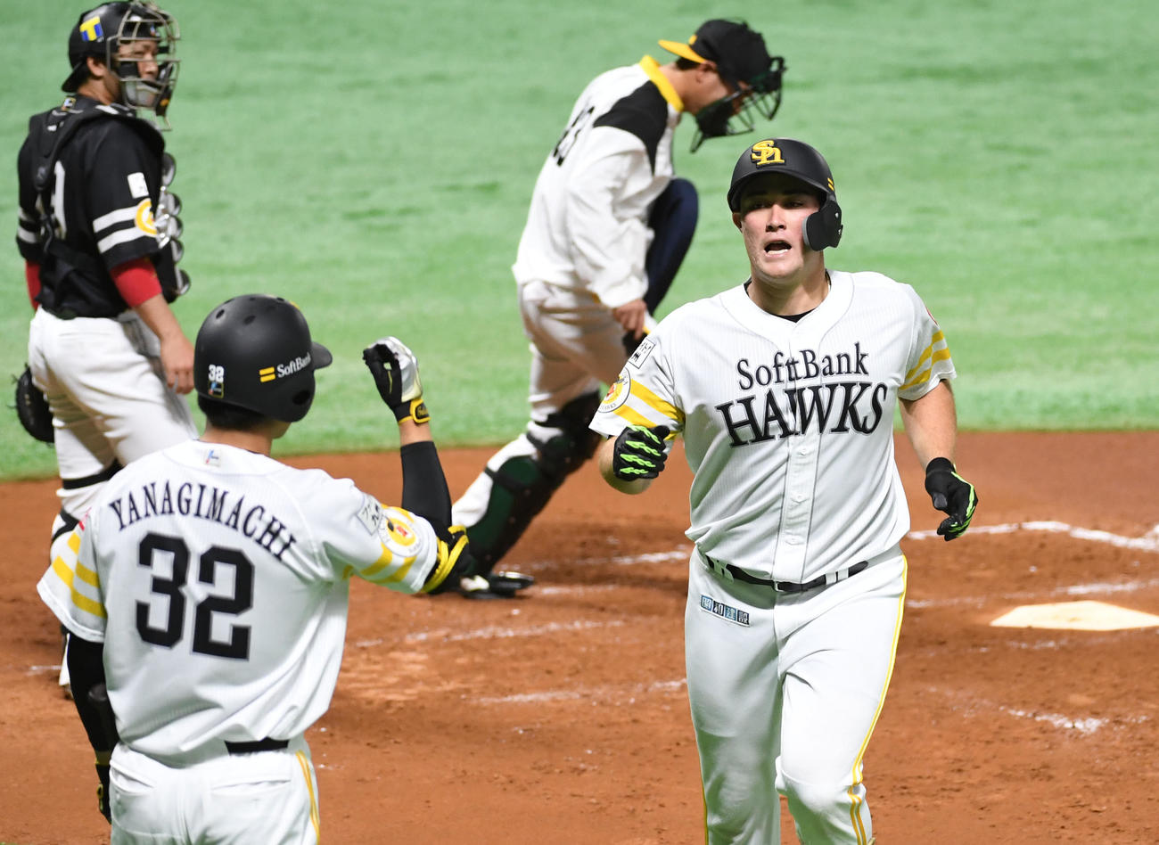 ソフトバンク情報　紅白戦、4回裏白2死、砂川リチャードはバックスクリーンにソロ本塁打を放ち柳町達に迎えられる（撮影・今浪浩三）