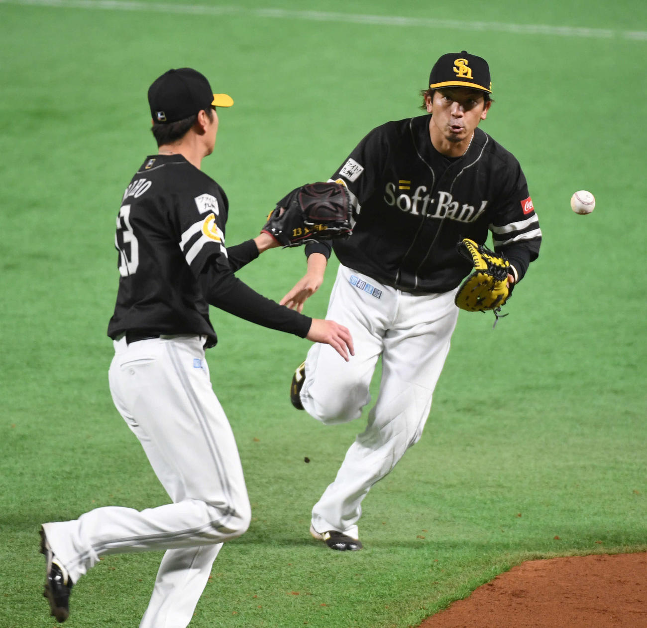 紅白戦　3回裏白無死、牧原の一塁ゴロをさばき、二保にトスする一塁手の松田宣（撮影・今浪浩三）