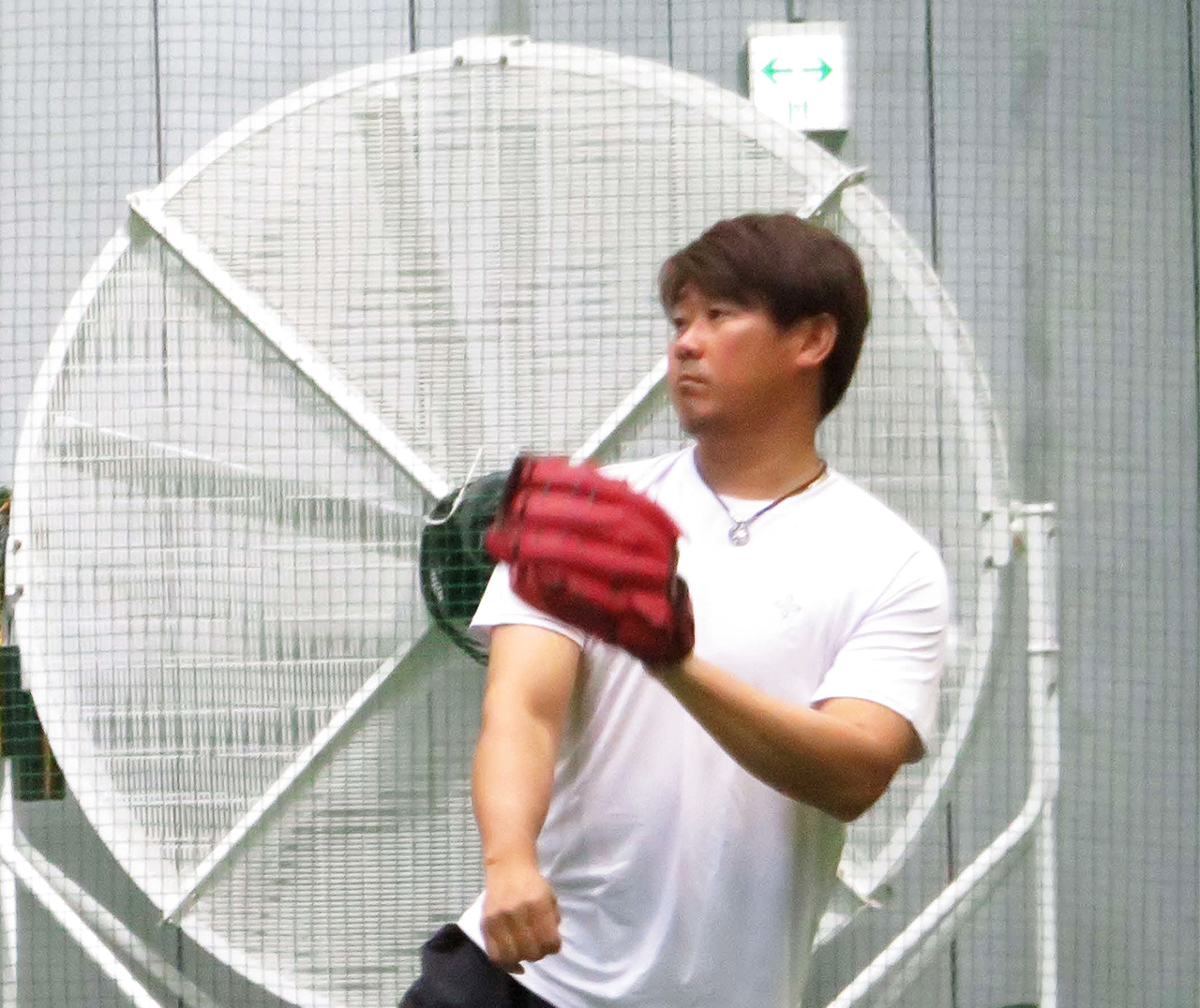 キャッチボールを行う西武松坂（撮影・栗田成芳）