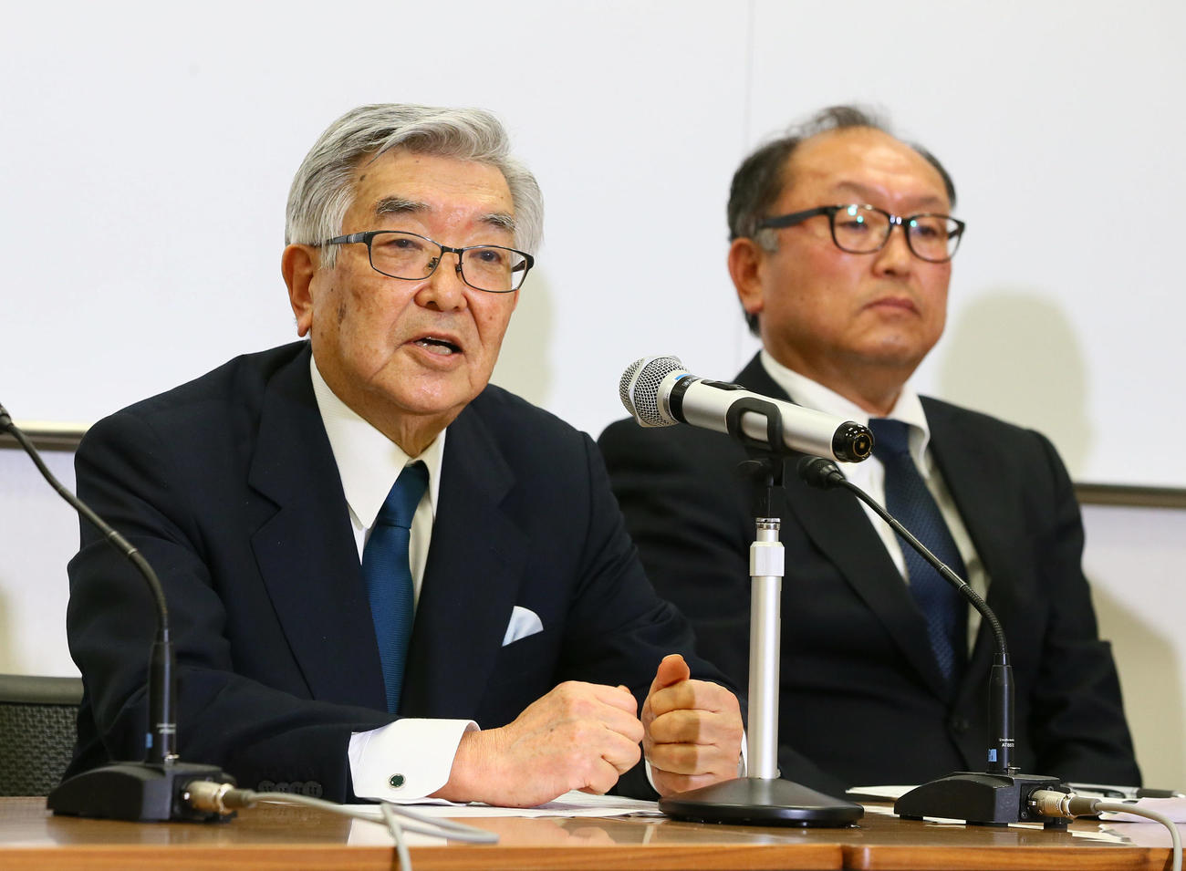 プロ野球12球団代表者会議を終え、会見で開幕延期を発表する斉藤NPBコミッショナー（左）。右は巨人今村球団社長（撮影・足立雅史）