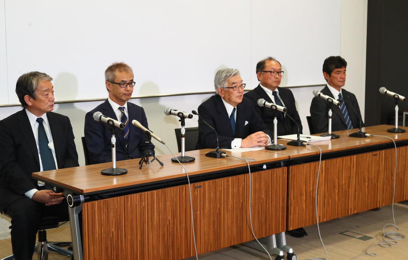 プロ野球12球団代表者会議を終え会見に臨む、左から横田パ・リーグ理事長、オリックス湊球団社長、斉藤NPBコミッショナー、巨人今村球団社長、三原セ・リーグ理事長（撮影・足立雅史）