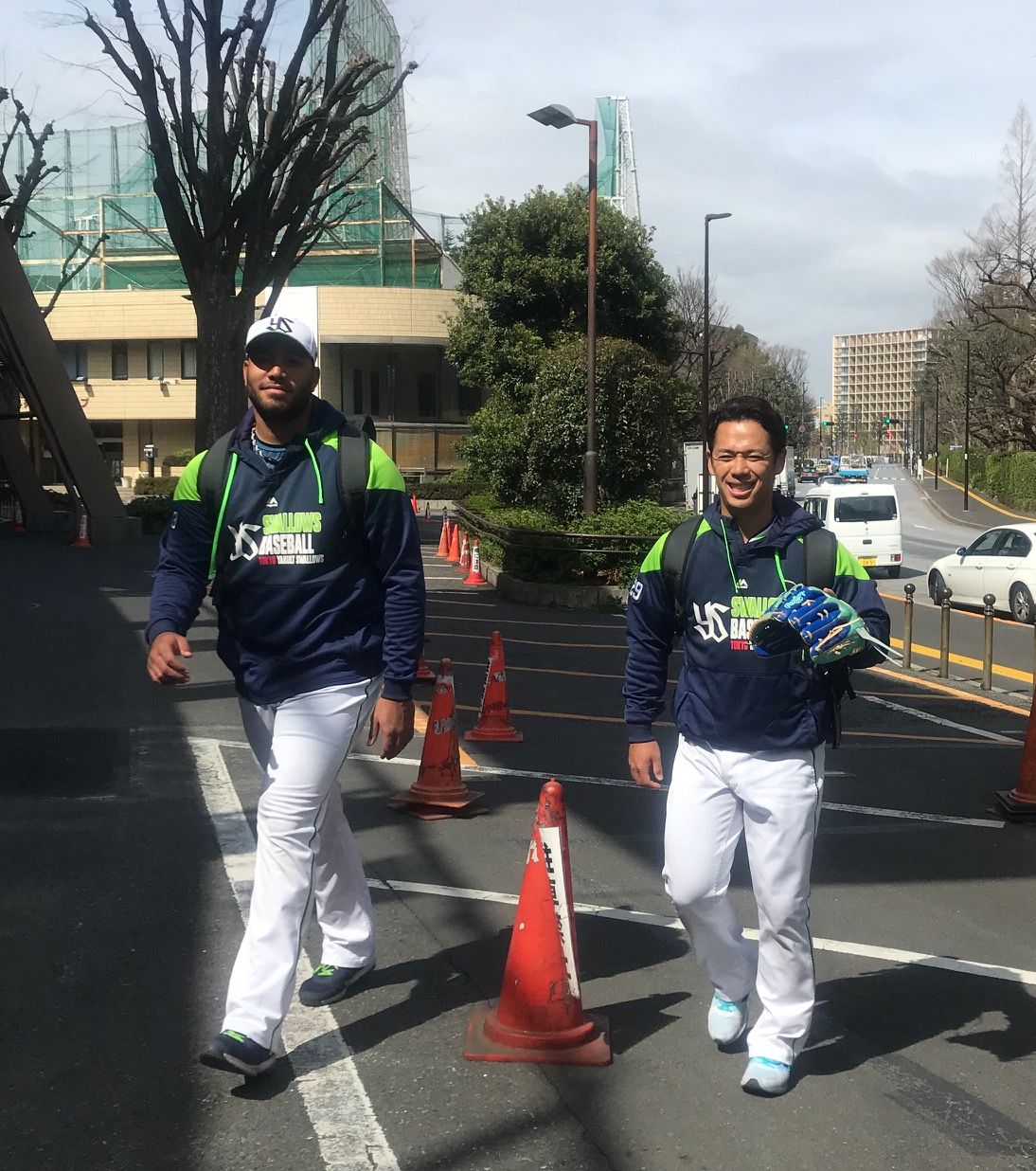 投手練習に参加したヤクルト・スアレス（左）と小川（撮影・保坂恭子）