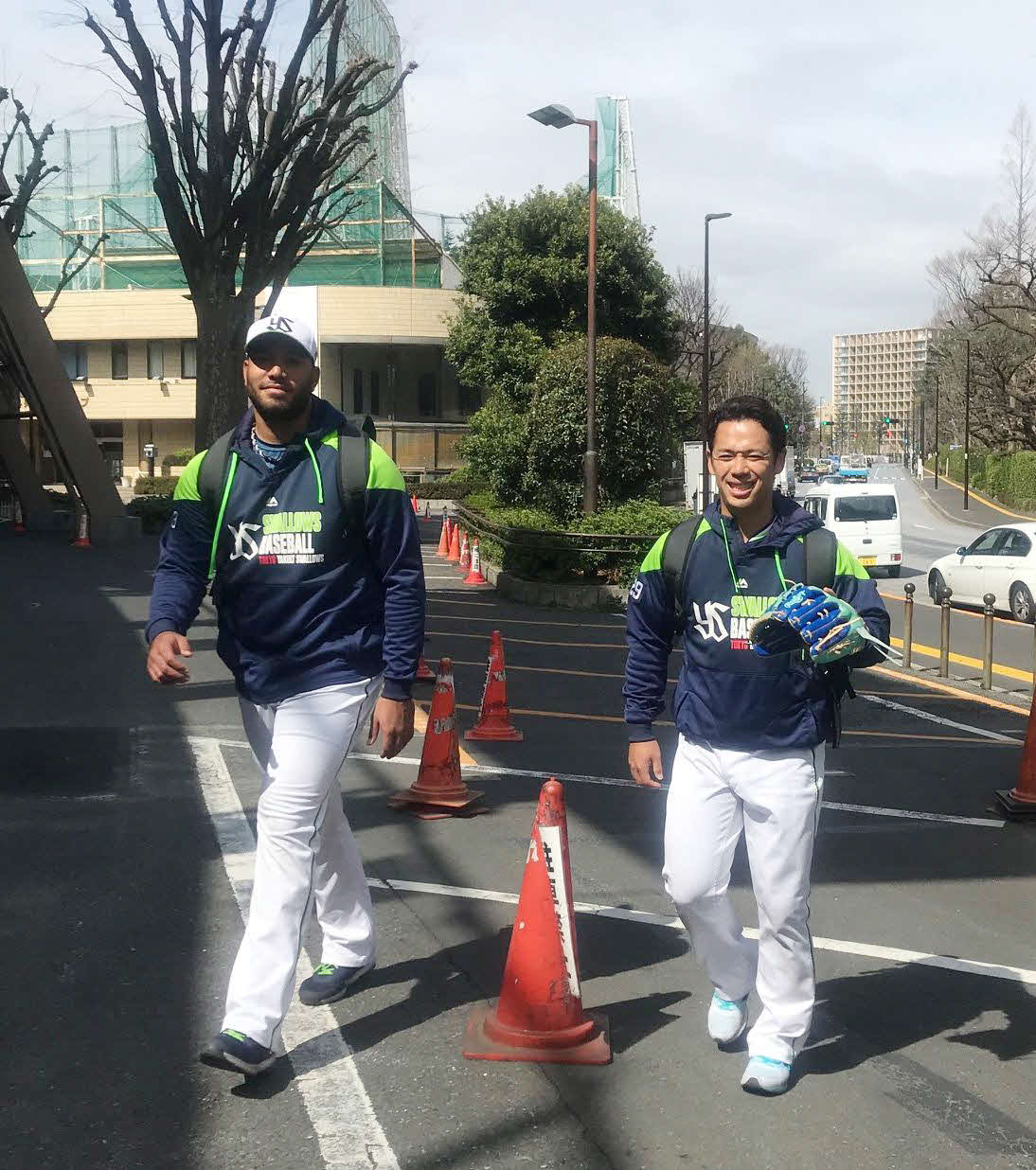 投手練習に参加したヤクルト・スアレス（左）と小川（撮影・保坂恭子）