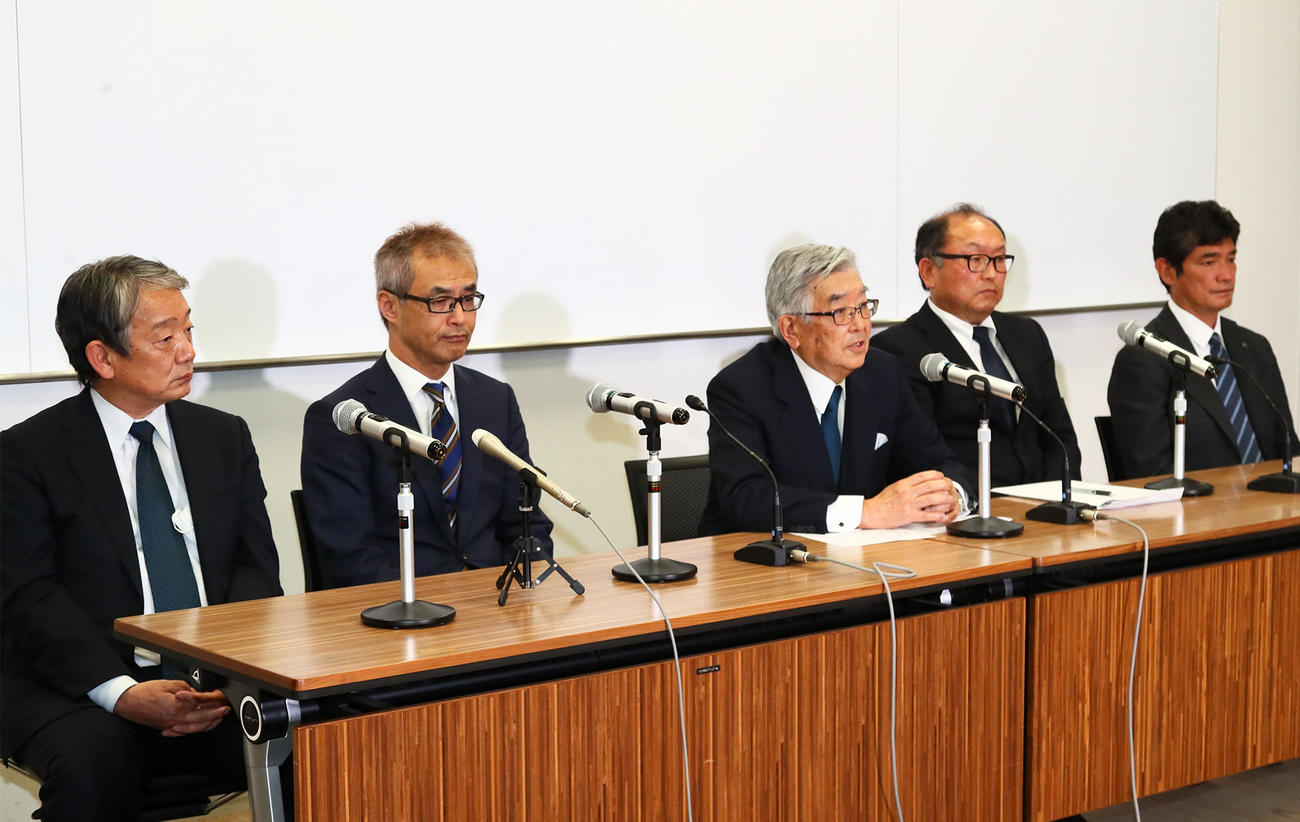 プロ野球12球団代表者会議を終え会見に臨む、左から横田パ・リーグ理事長、オリックス湊球団社長、斉藤NPBコミッショナー、巨人今村球団社長、三原セ・リーグ理事長（撮影・足立雅史）