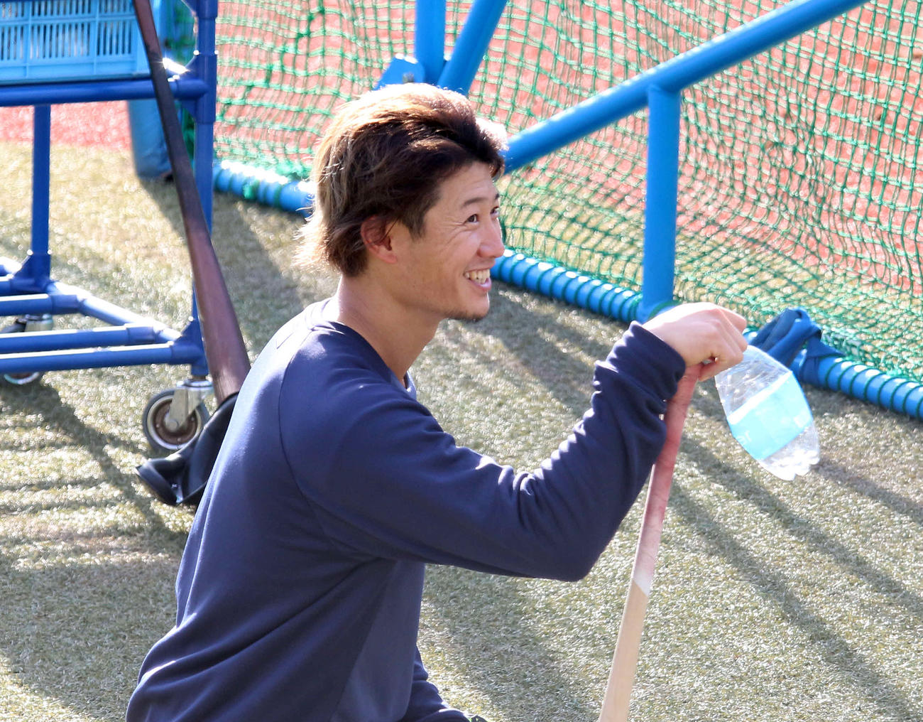 練習中に笑顔を見せる日本ハム西川（撮影・田中彩友美）