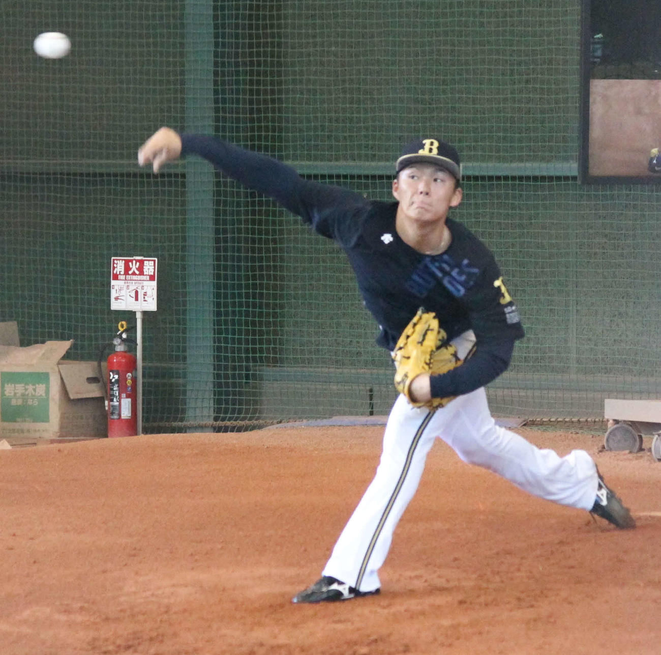 開幕を見据えてブルペン投球で感触を確かめるオリックス山本