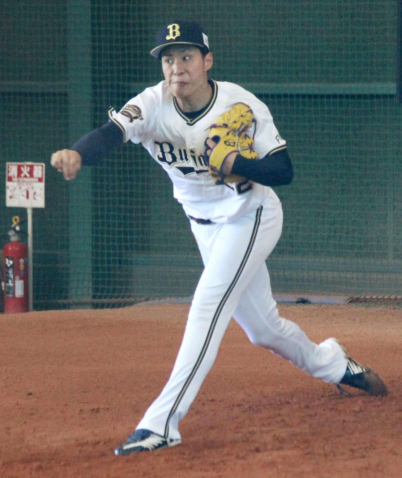 開幕ローテーション入りを目指してブルペン投球で調整するオリックス村西
