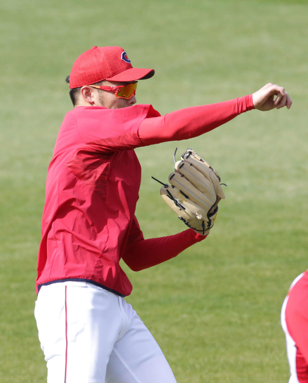 プロ野球広島全体練習　キャッチボールをする薮田（撮影・加藤孝規）