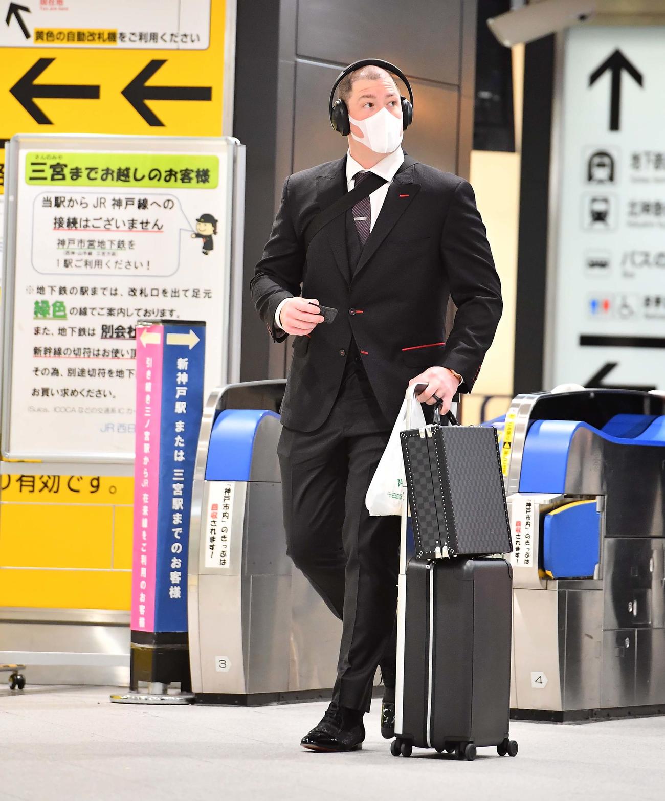 マスクをして東京へ移動する阪神ジャスティン・ボーア（撮影・上田博志）