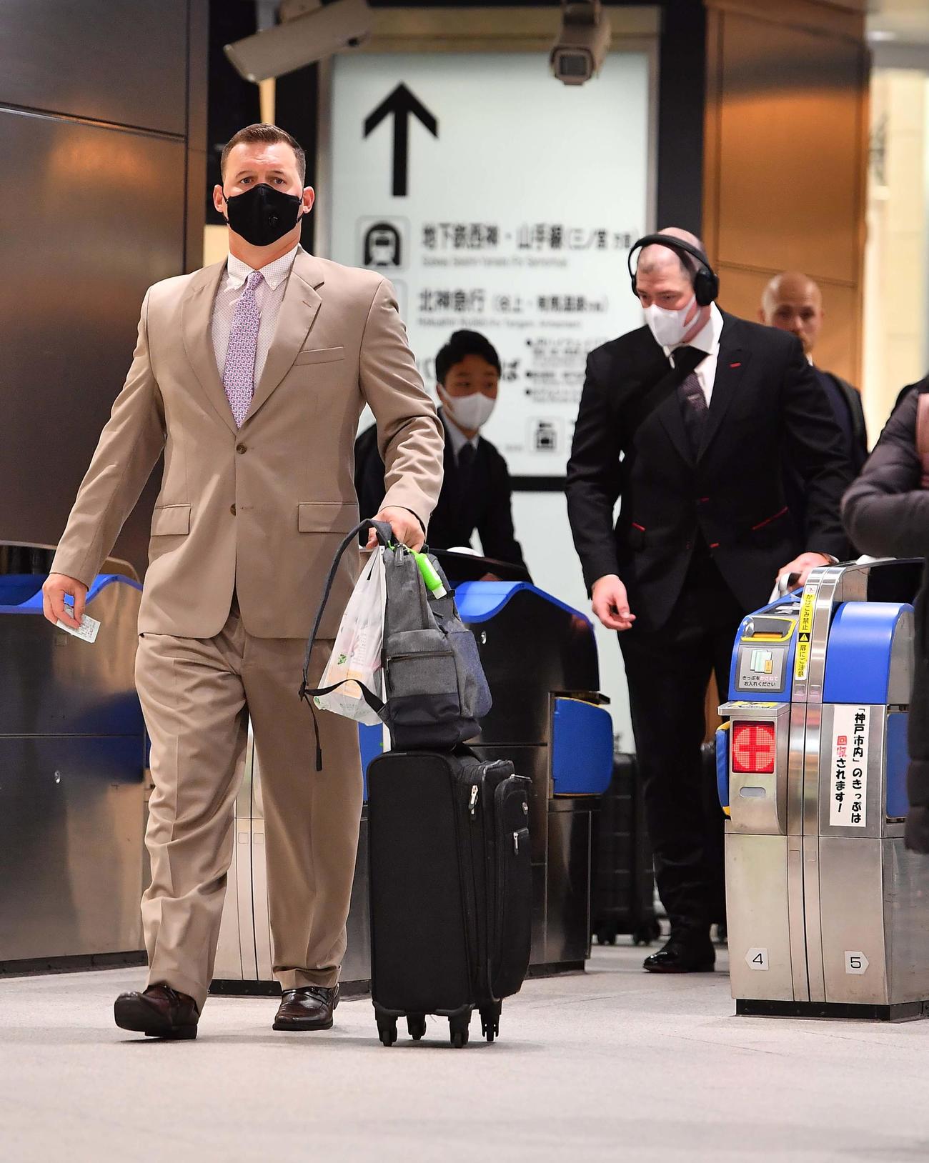 マスクをして東京へ移動する阪神ジェリー・サンズ（左）とジャスティン・ボーア（撮影・上田博志）