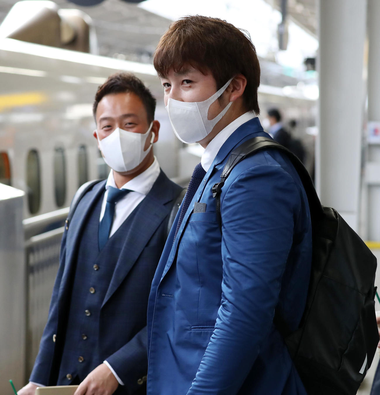 新幹線で東上する飯田、左は谷川（撮影・加藤哉）
