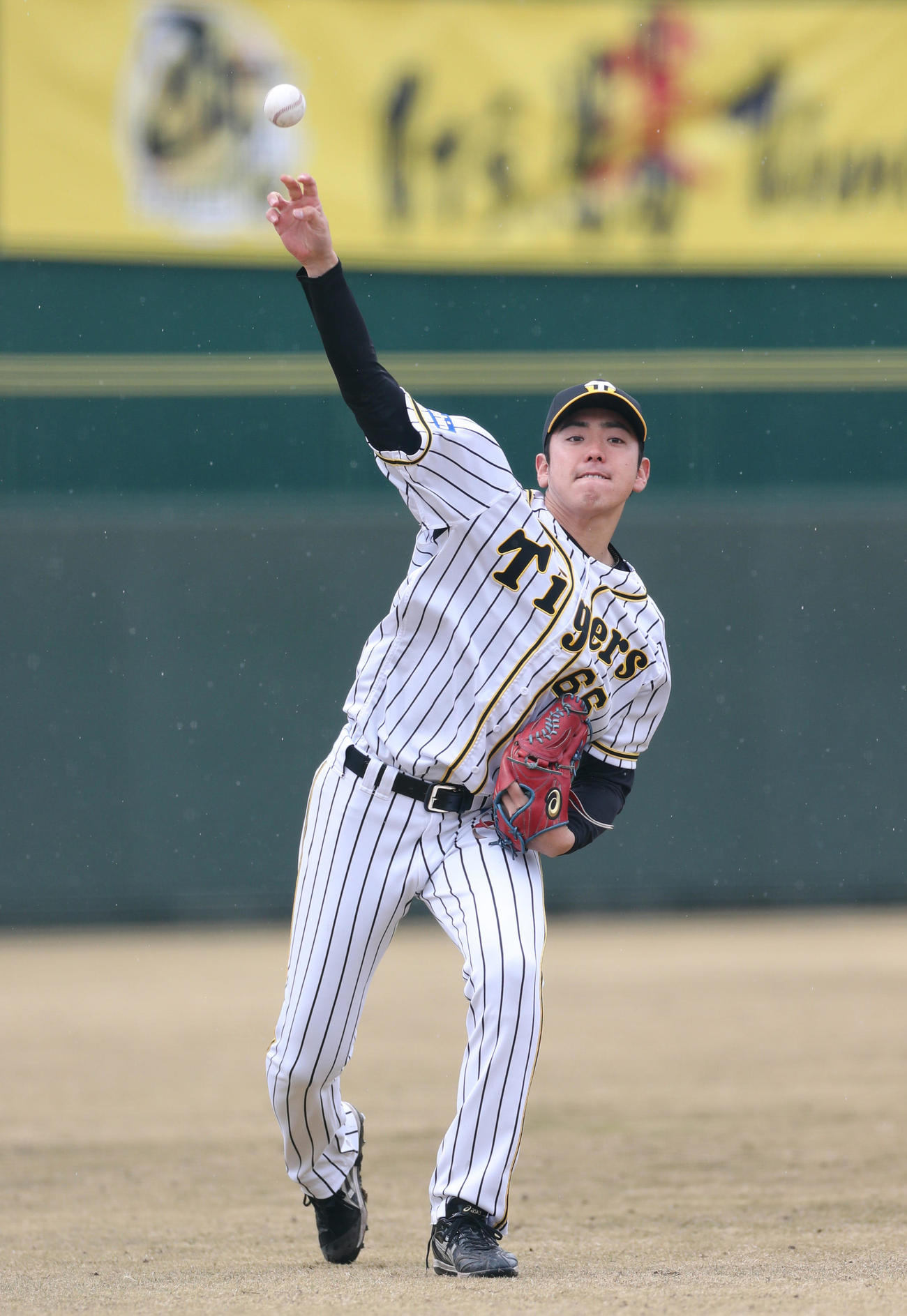 キャッチボールを行う小川一平（2020年3月8日撮影）