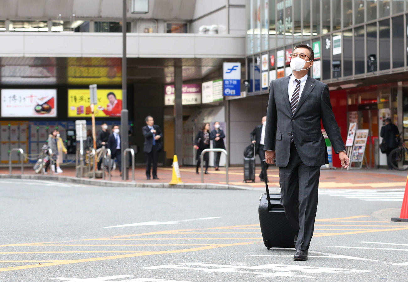 ソフトバンク戦のため博多駅に到着し、バスへ向かう際に視線を上げる巨人原監督（撮影・河野匠）