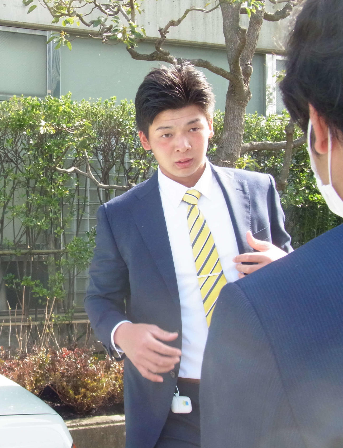 2軍教育リーグ・ソフトバンク戦に向けて寮を出る阪神井上（撮影・堀まどか）