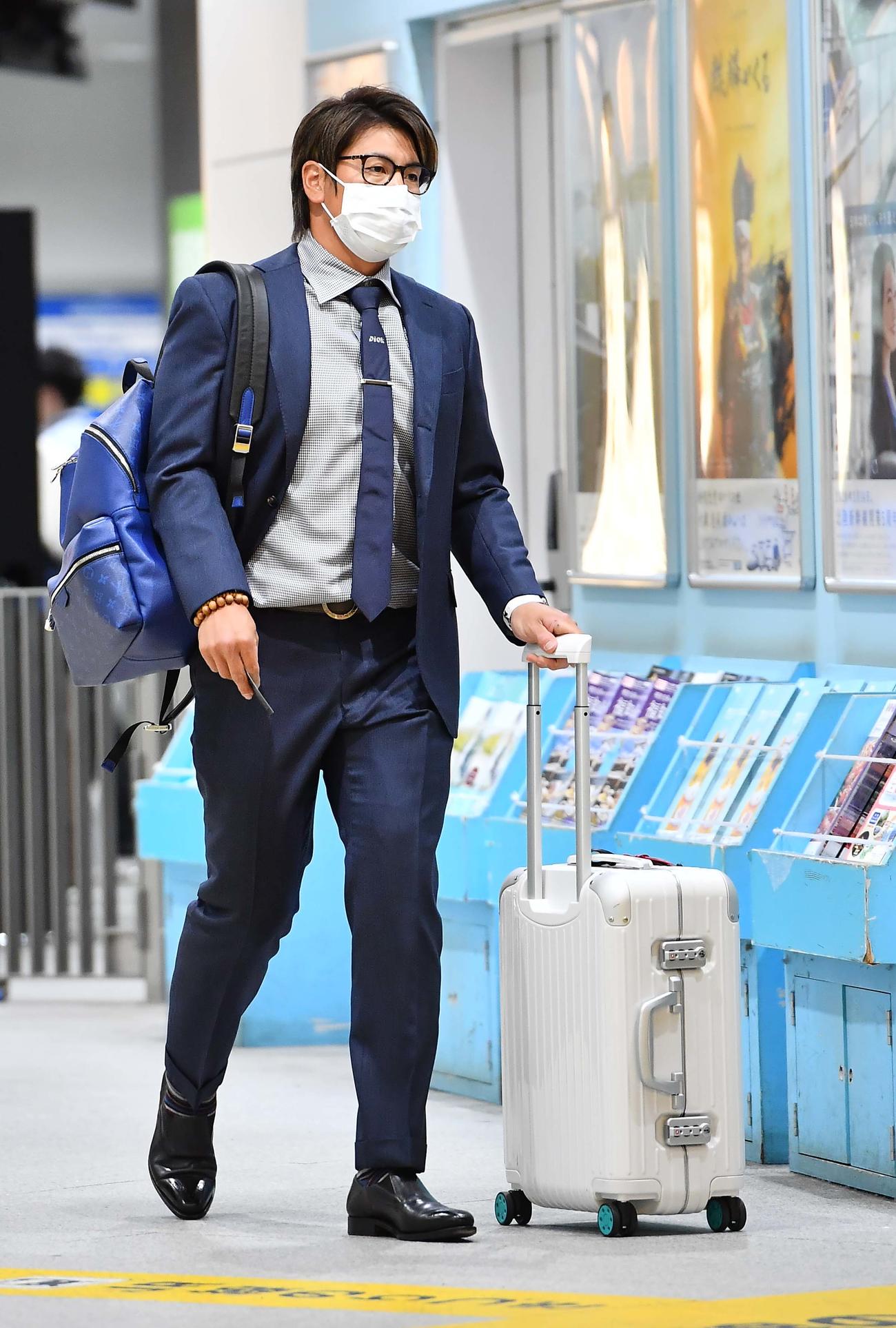 マスクをして東京へ移動する阪神・梅野隆太郎（撮影・上田博志）