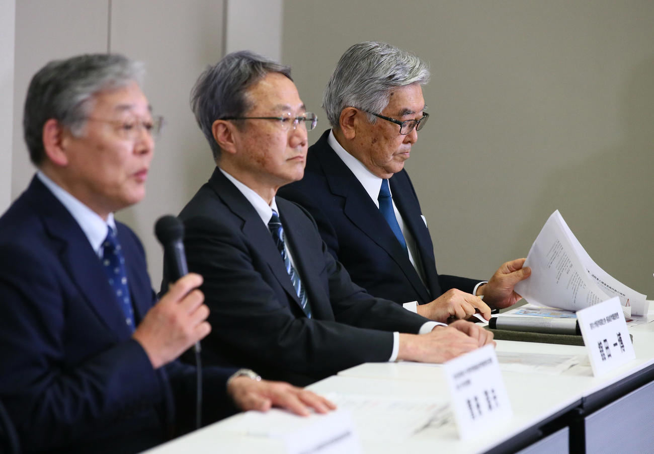 専門家チームの話に資料に目を通しながら耳を傾けるNPB斉藤コミッショナー（右）（撮影・足立雅史）