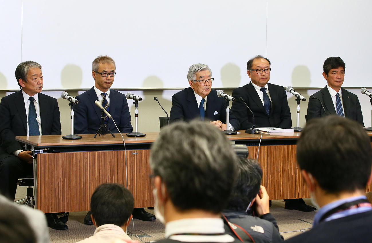 プロ野球12球団代表者会議を終え会見に臨む、左から横田パ・リーグ理事長、オリックス湊球団社長、斉藤NPBコミッショナー、巨人今村球団社長、三原セ・リーグ理事長（撮影・足立雅史）