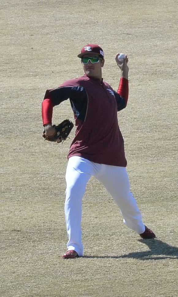キャッチボールする楽天弓削