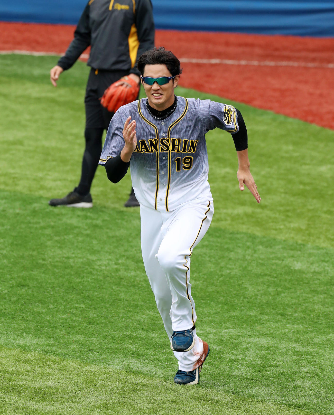 外野でダッシュする阪神藤浪（撮影・加藤哉）