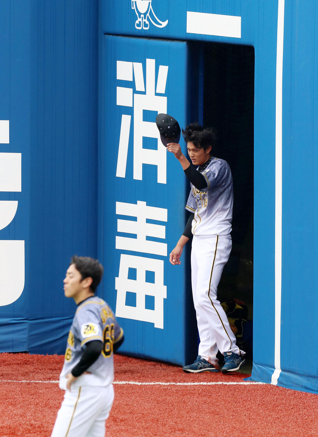 ブルペンでの調整を終えグラウンドに出る阪神藤浪（撮影・加藤哉）