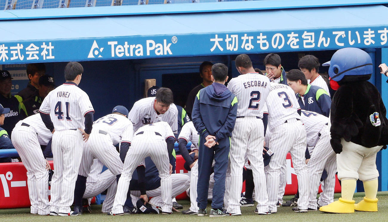 ヤクルト対広島　試合前の円陣で声出しをする村上（中央）（撮影・狩俣裕三）
