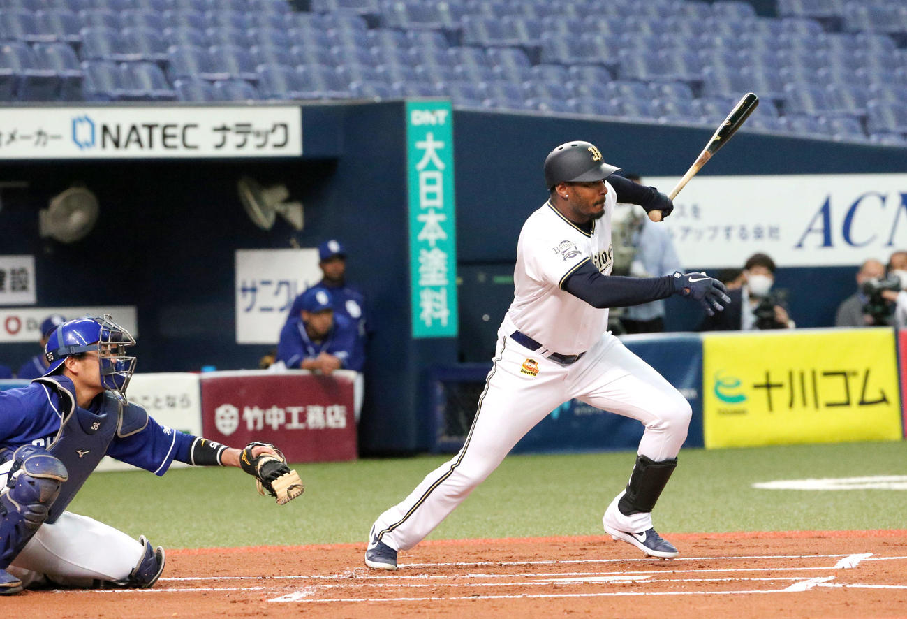 オリックス対中日　1回裏オリックス1死、一、三塁、ジョーンズは二ゴロ併殺に倒れる（撮影・上山淳一）