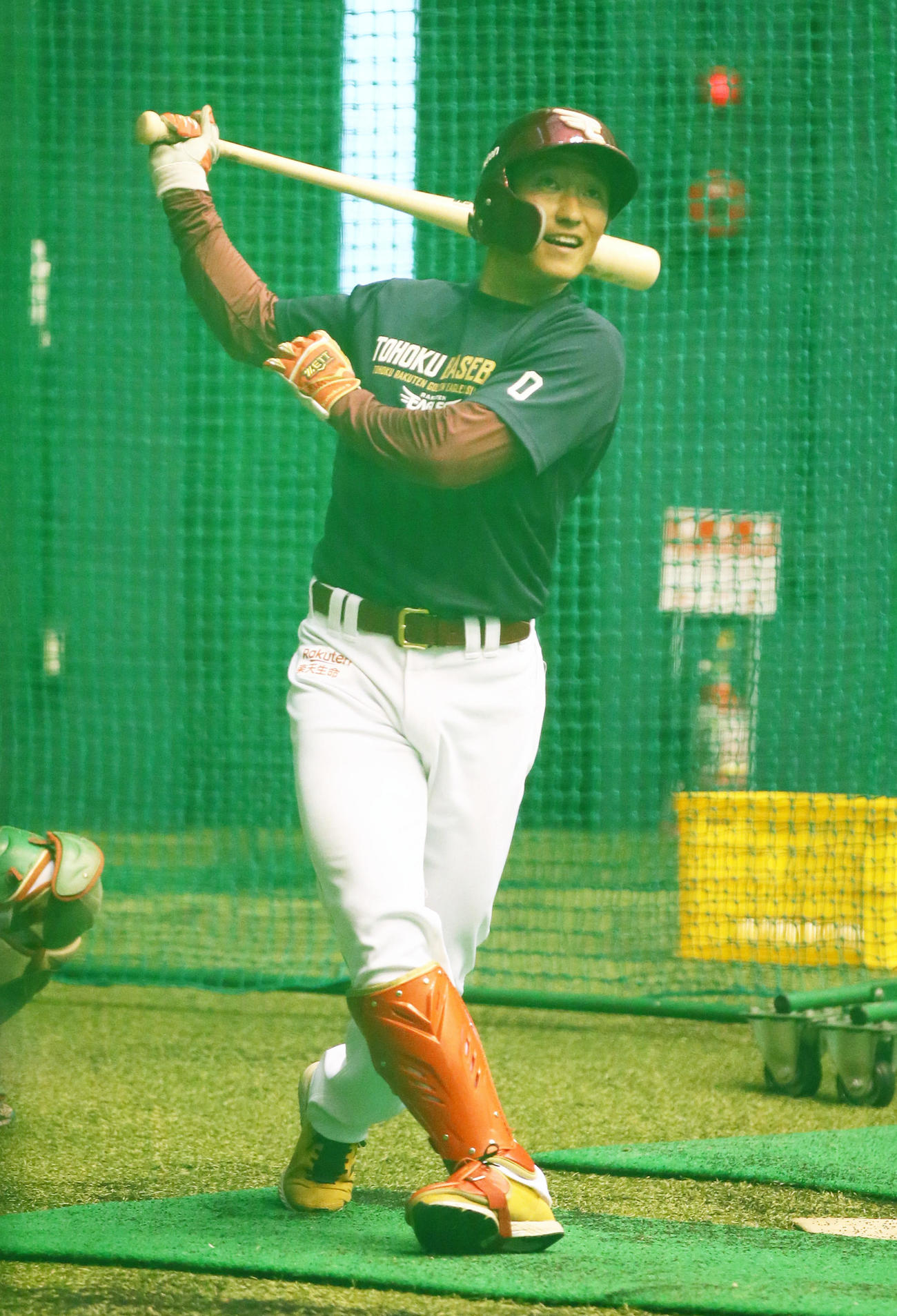 試合が雨天中止となり、室内練習場で打撃練習する楽天小深田