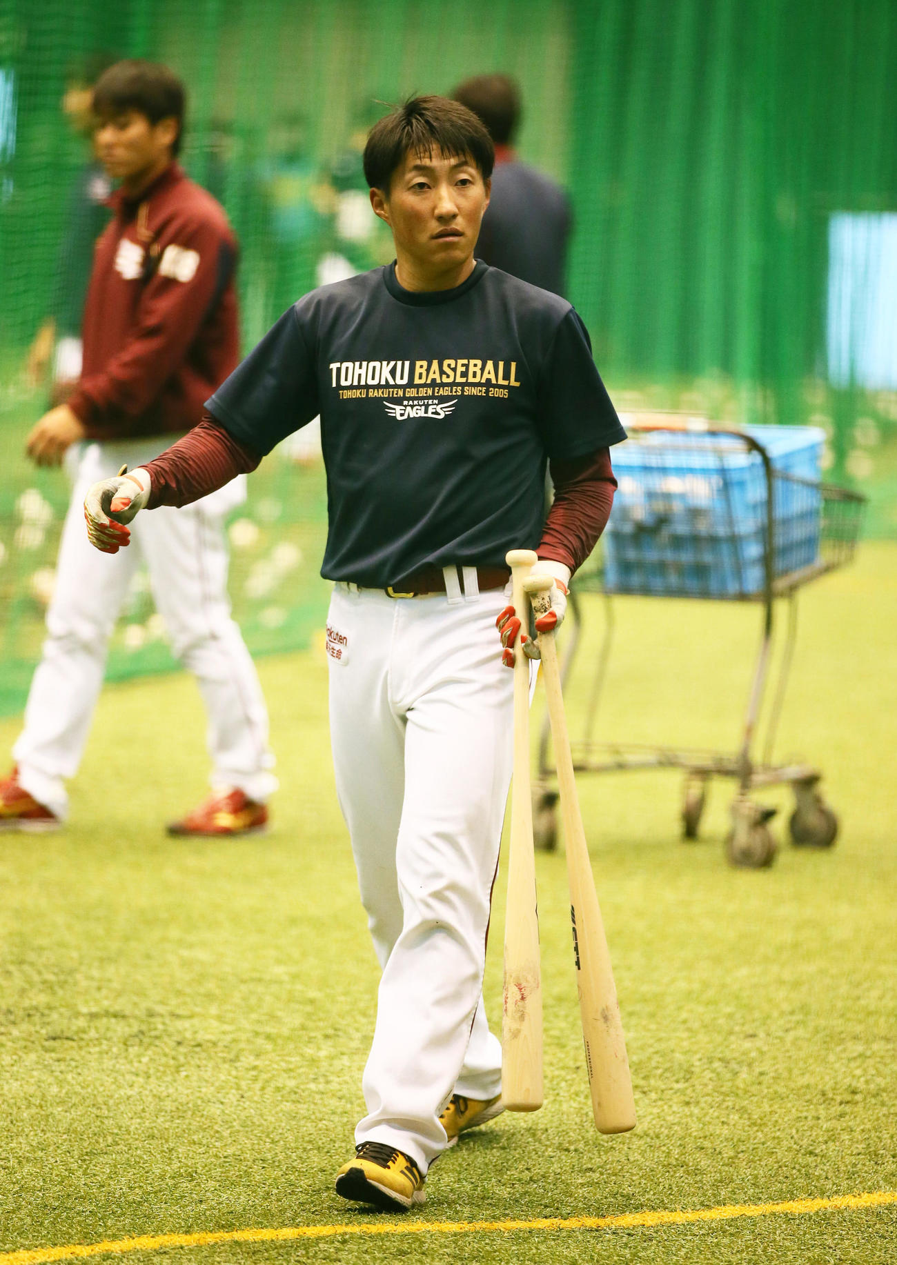 試合が雨天中止となり、室内練習場で調整する楽天小深田