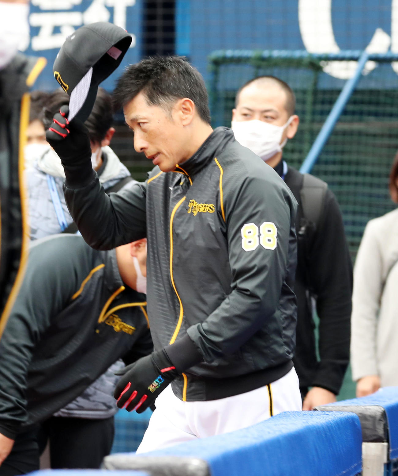 帽子を取ってグラウンドに入る矢野監督（撮影・加藤哉）