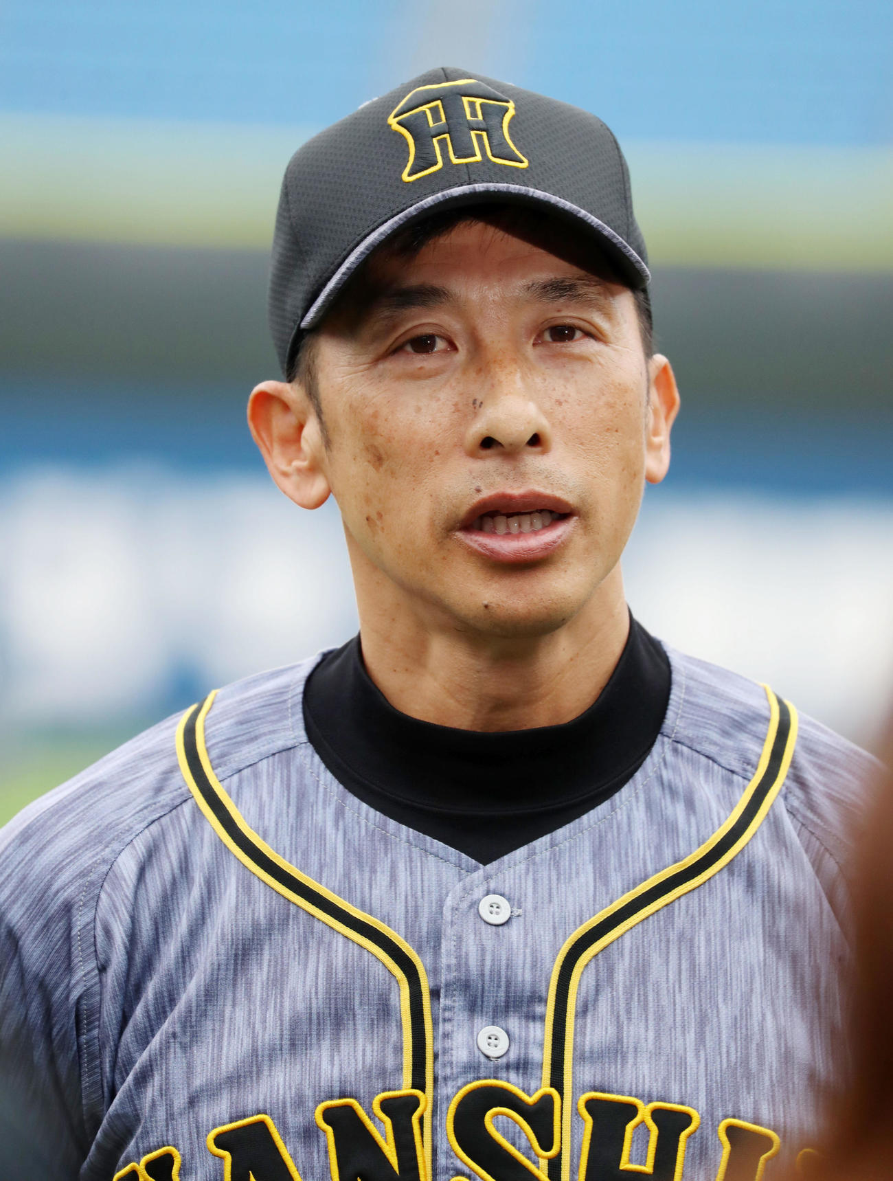 開幕延期についてテレビのインタビューを受ける矢野監督（撮影・加藤哉）