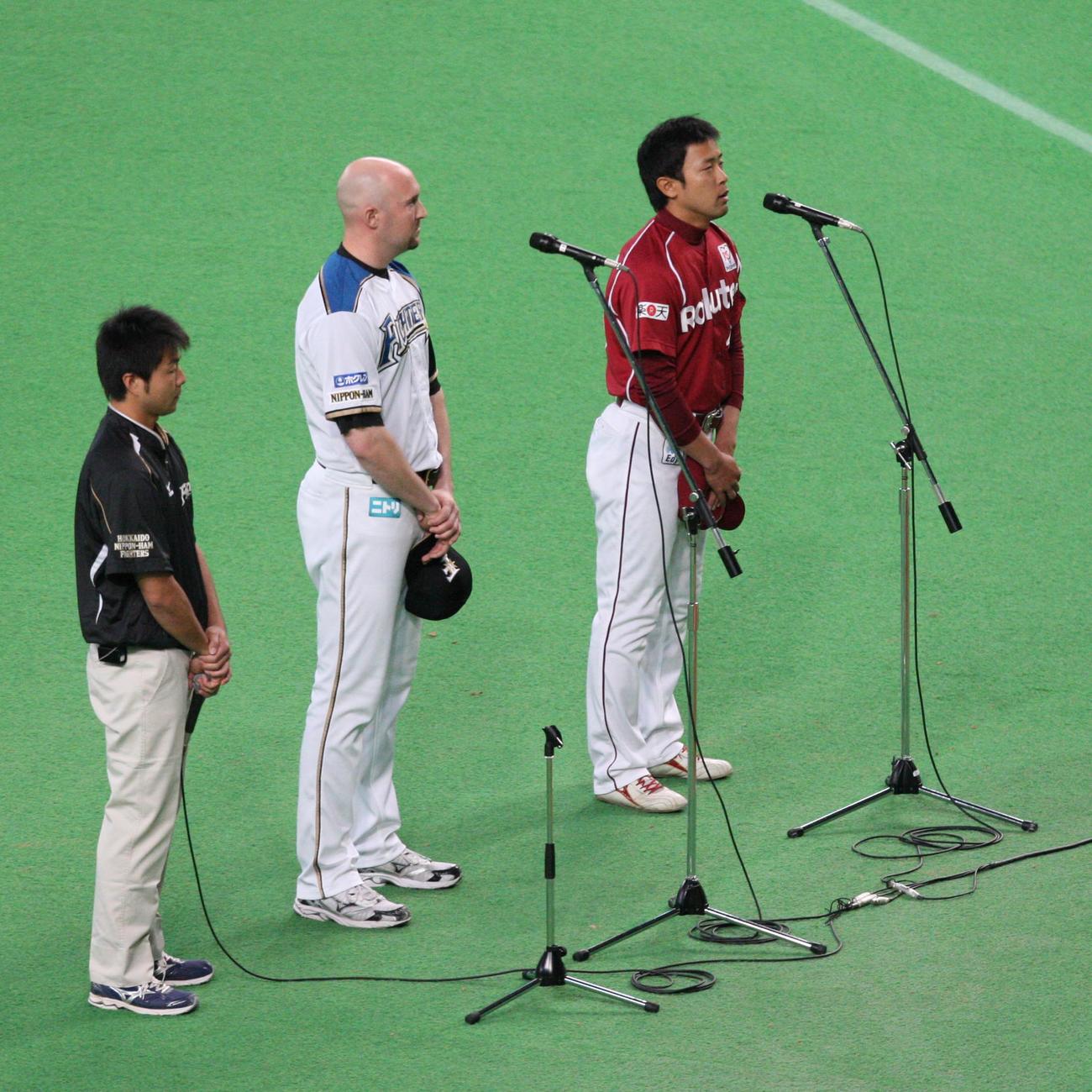 11年4月、日本ハム－楽天戦の試合前に被災地へのメッセージを送る楽天・鉄平（右）。中央は日本ハムのケッペル