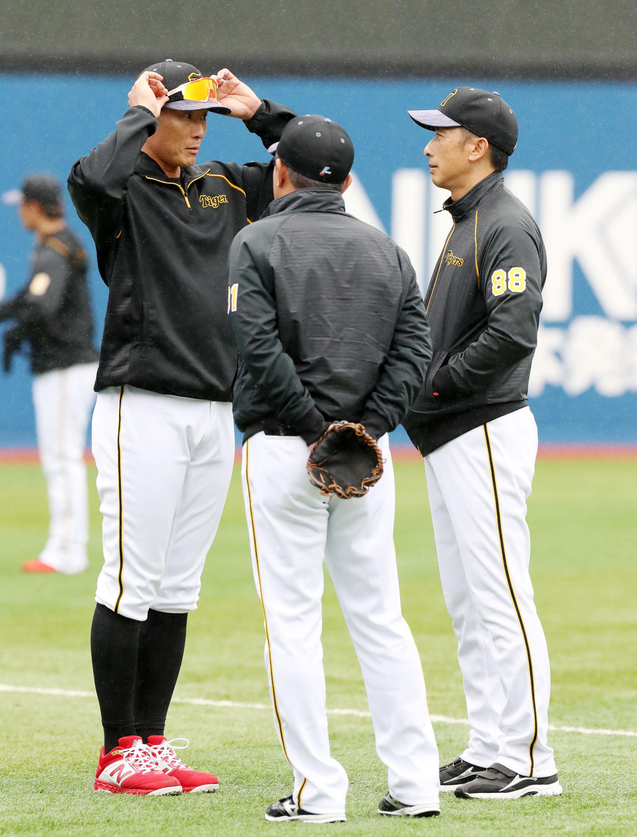 糸井（左）は矢野監督と話し込む（撮影・加藤哉）