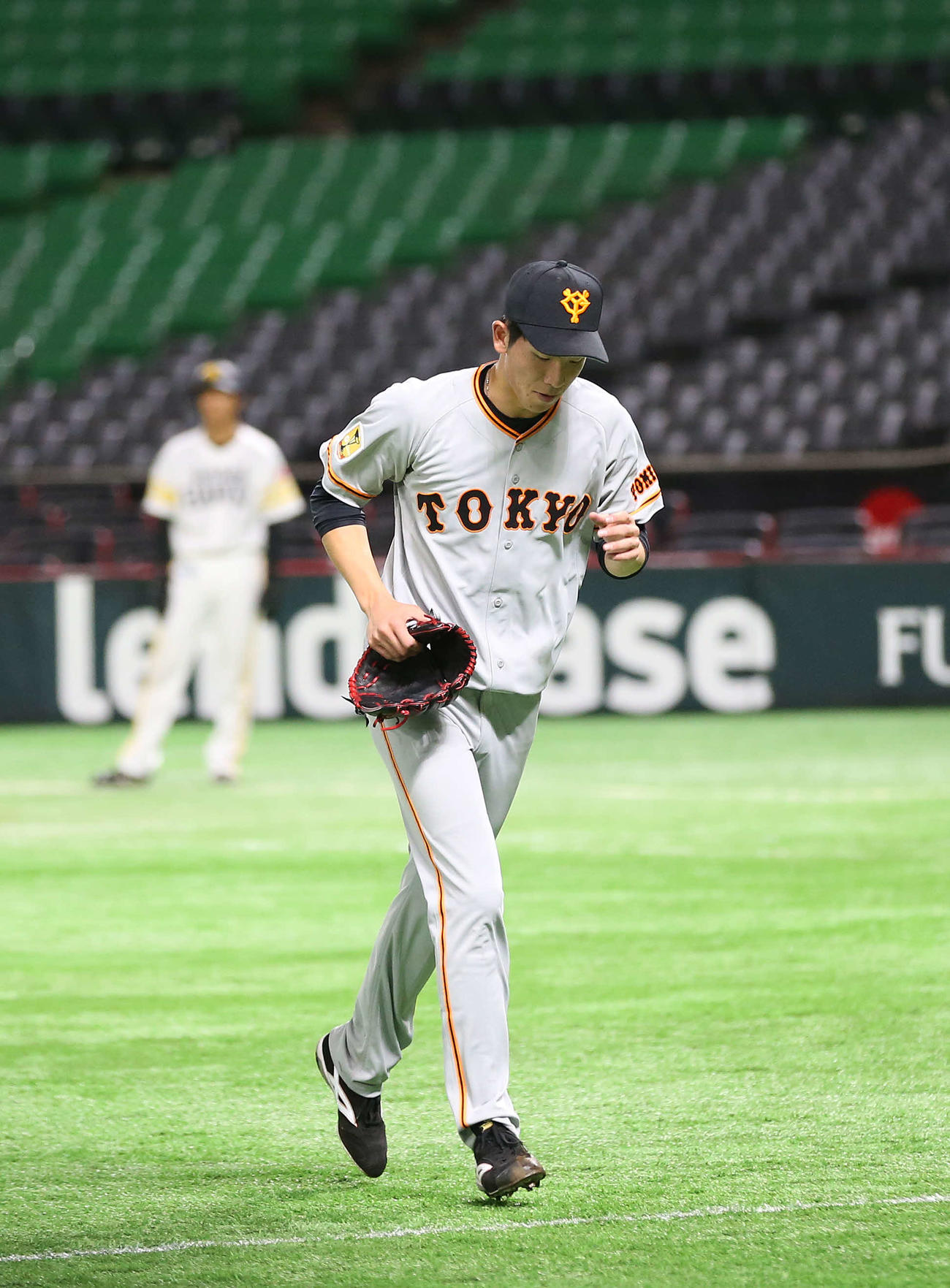 ソフトバンク対巨人　4回裏ソフトバンク2死一塁、降板となる戸郷（撮影・河野匠）