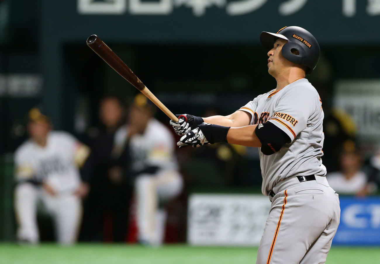 ソフトバンク対巨人　9回表巨人無死三塁、左中間に2点本塁打を放つ中島（撮影・河野匠）