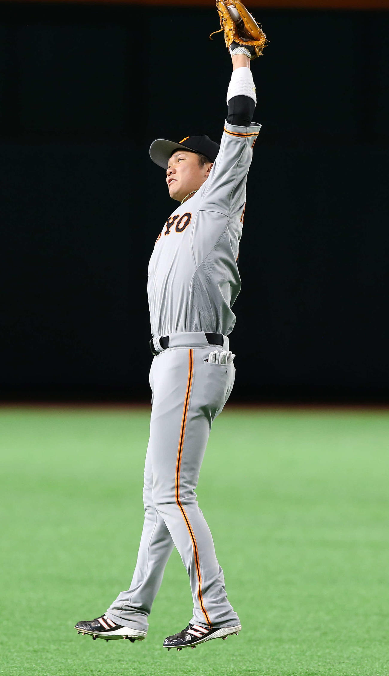 ソフトバンク対巨人　3回裏ソフトバンク2死一、二塁、牧原の打球を好捕する遊撃手の坂本（撮影・河野匠）