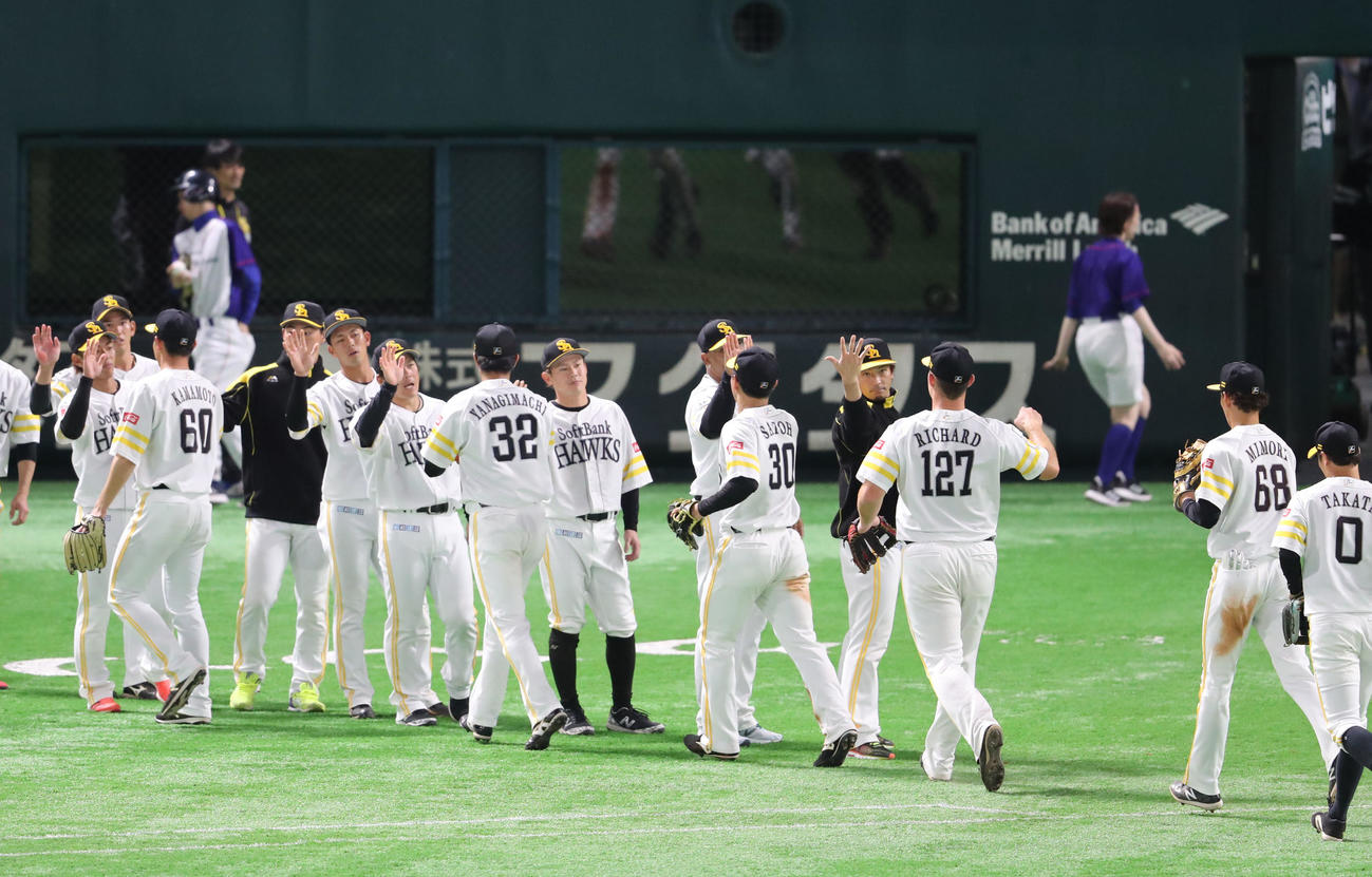 ソフトバンク対巨人　巨人に勝利したソフトバンクナインはハイタッチをかわす（撮影・梅根麻紀）