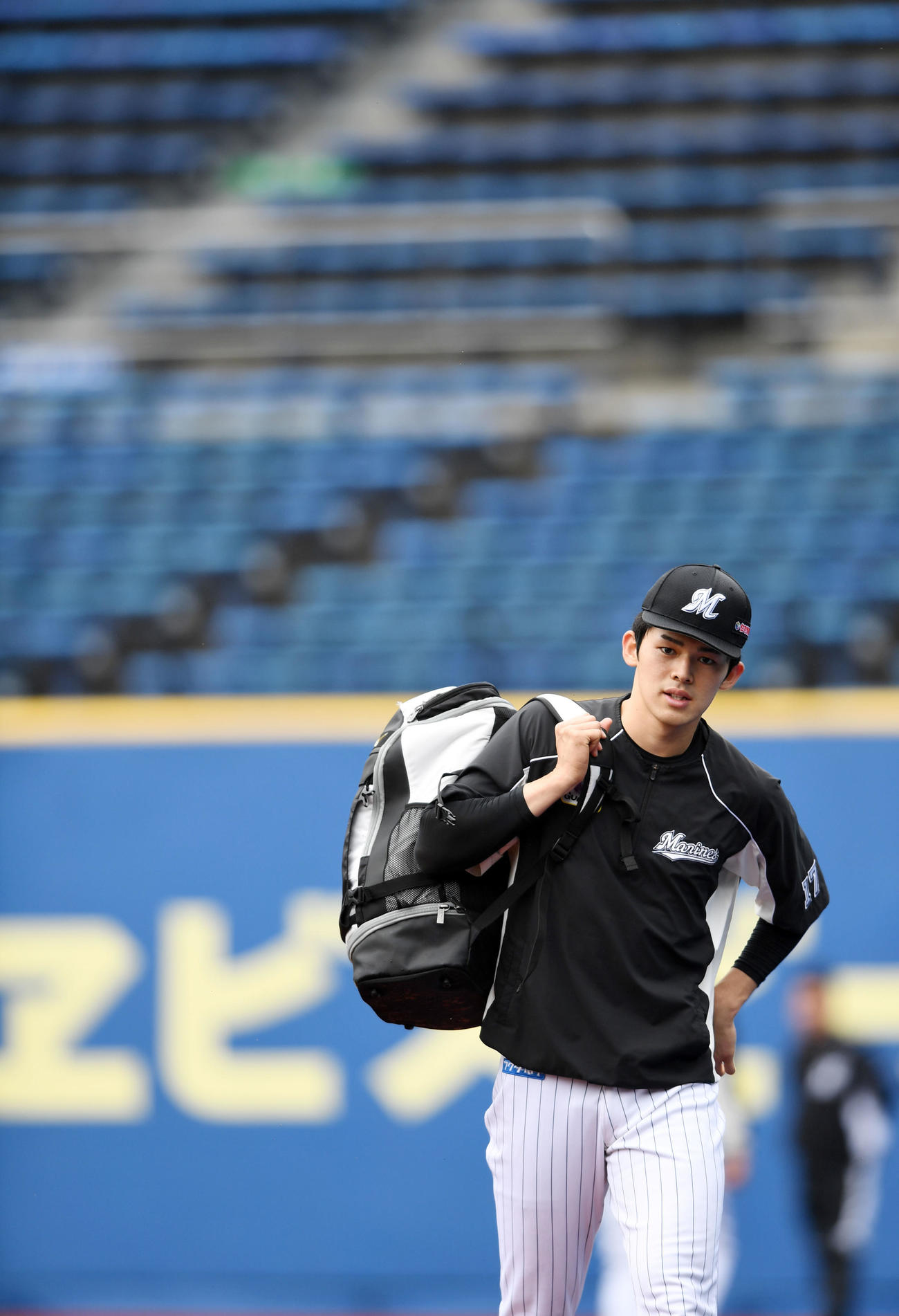 練習を終え引きあげるロッテ佐々木朗（撮影・横山健太）