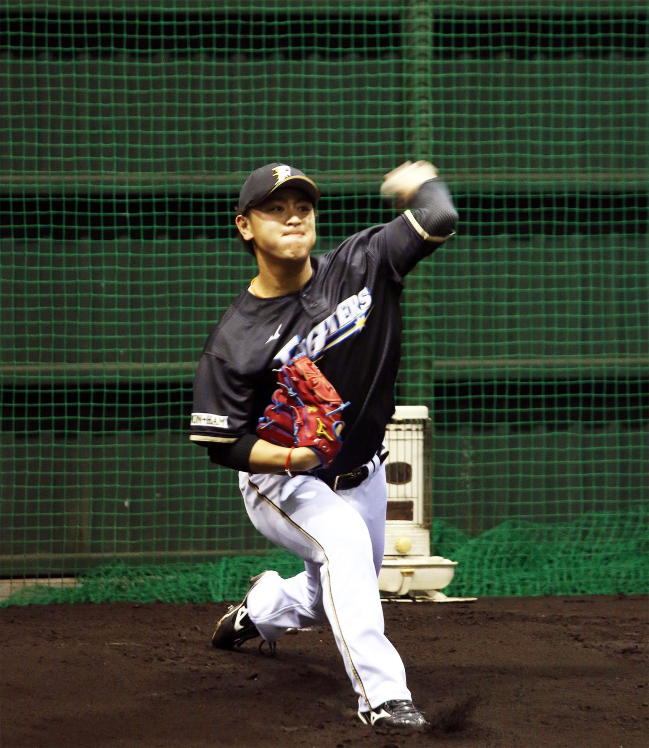 ブルペンで力投する日本ハム河野（撮影・田中彩友美）