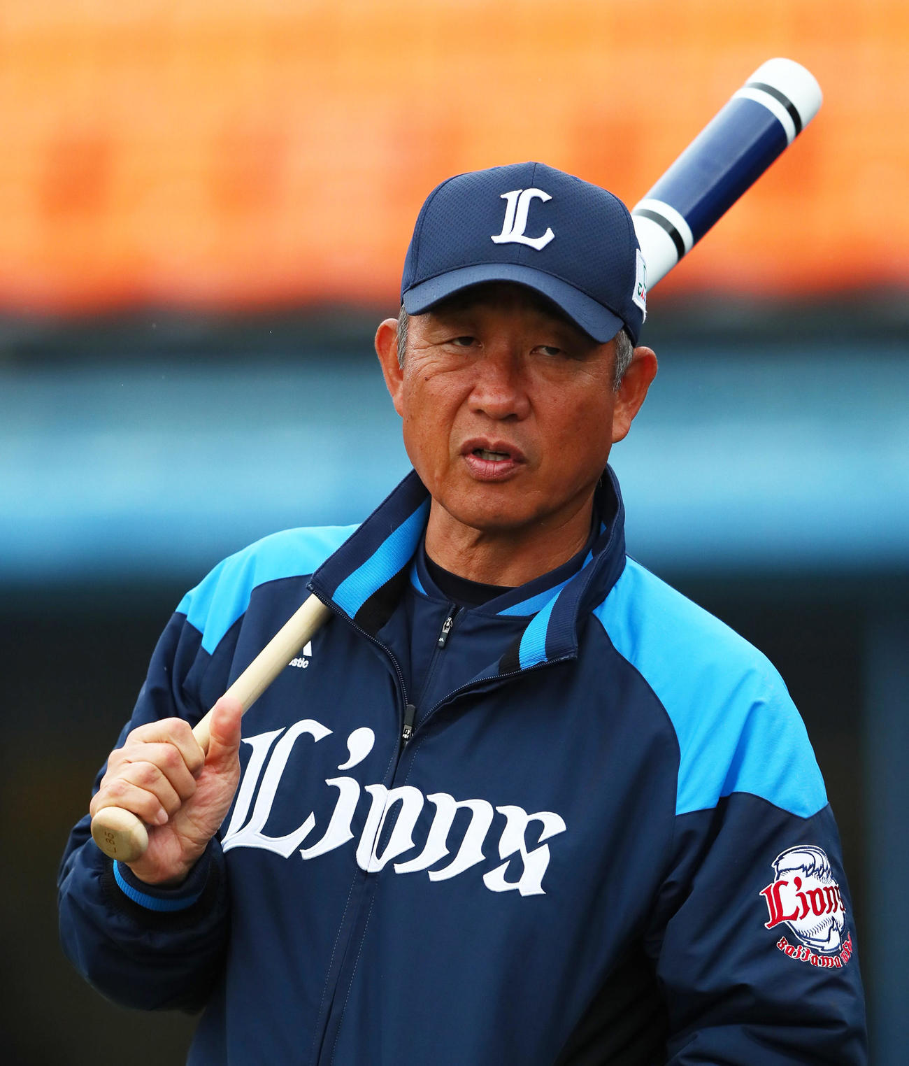 練習を見つめる西武辻監督（撮影・足立雅史）