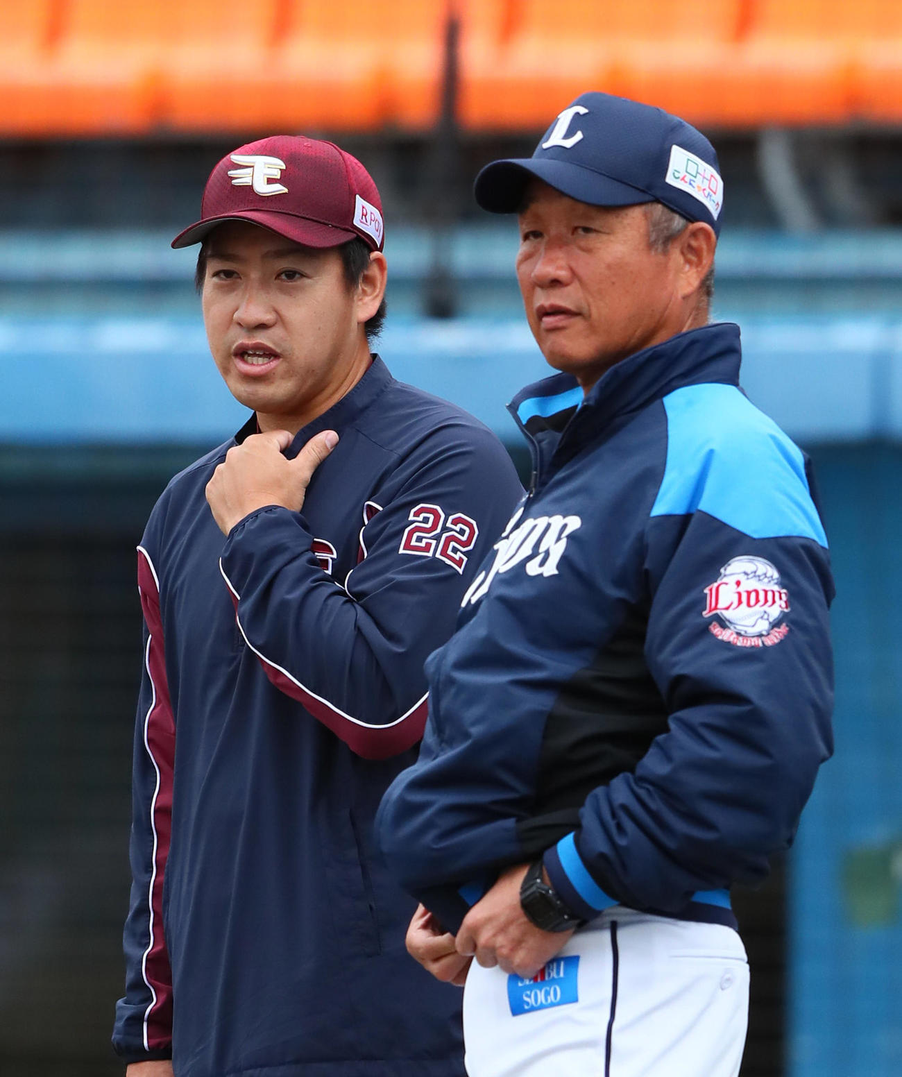 練習中、談笑する楽天牧田（左）と西武辻監督＝（撮影・足立雅史）