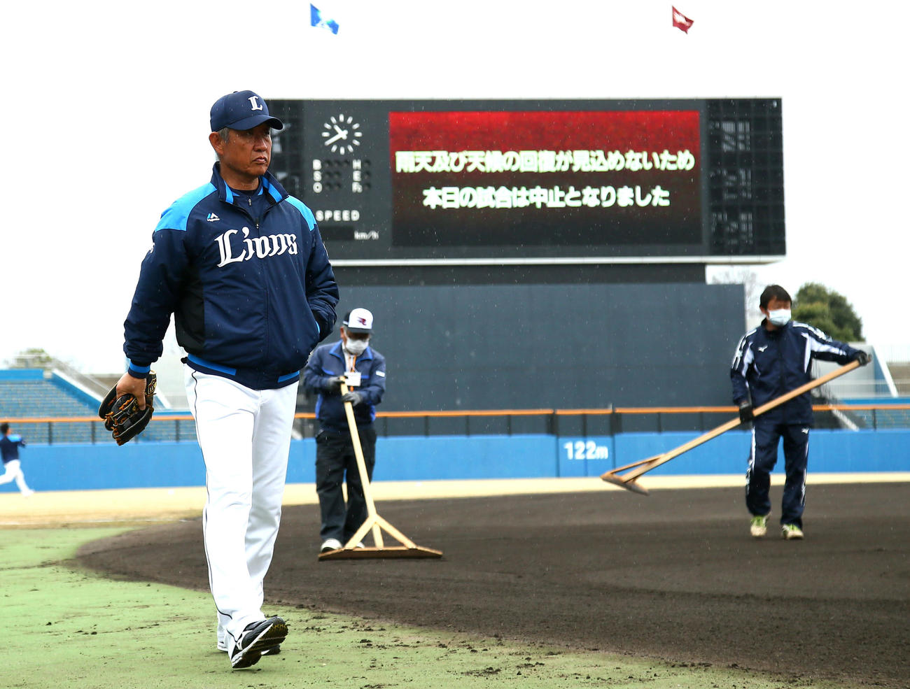 試合が雨天中止となり引き揚げる西武辻監督（撮影・足立雅史）