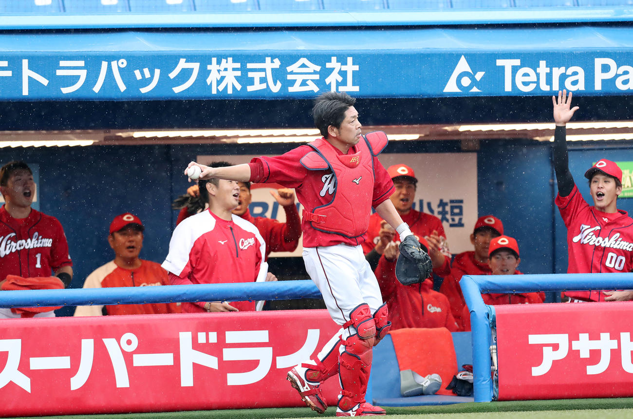 2回裏ヤクルト無死、村上の飛球をベンチ前で捕球し盛り上がるナインの前で冷静な表情の石原（撮影・垰建太）