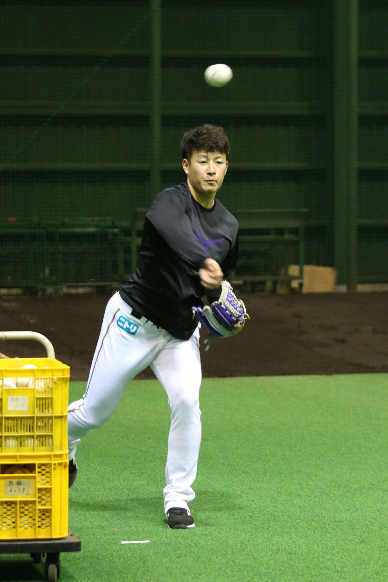 ネットスローで調整する日本ハム吉田輝（撮影・田中彩友美）