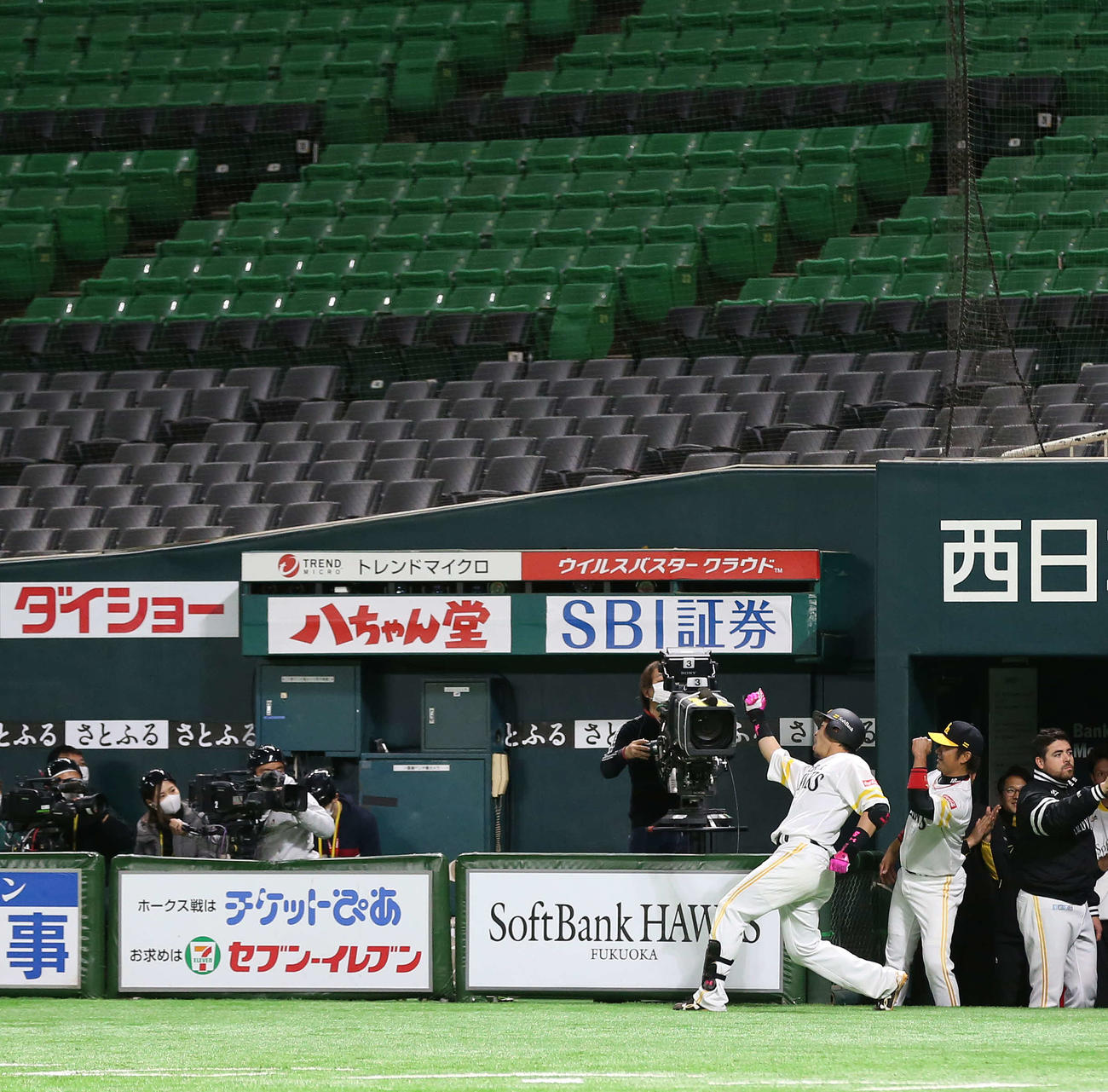 ソフトバンク対巨人　4回裏ソフトバンク1死一、二塁、左越え3点本塁打を放ちカメラに向かって熱男ポーズを決める松田宣（撮影・河野匠）